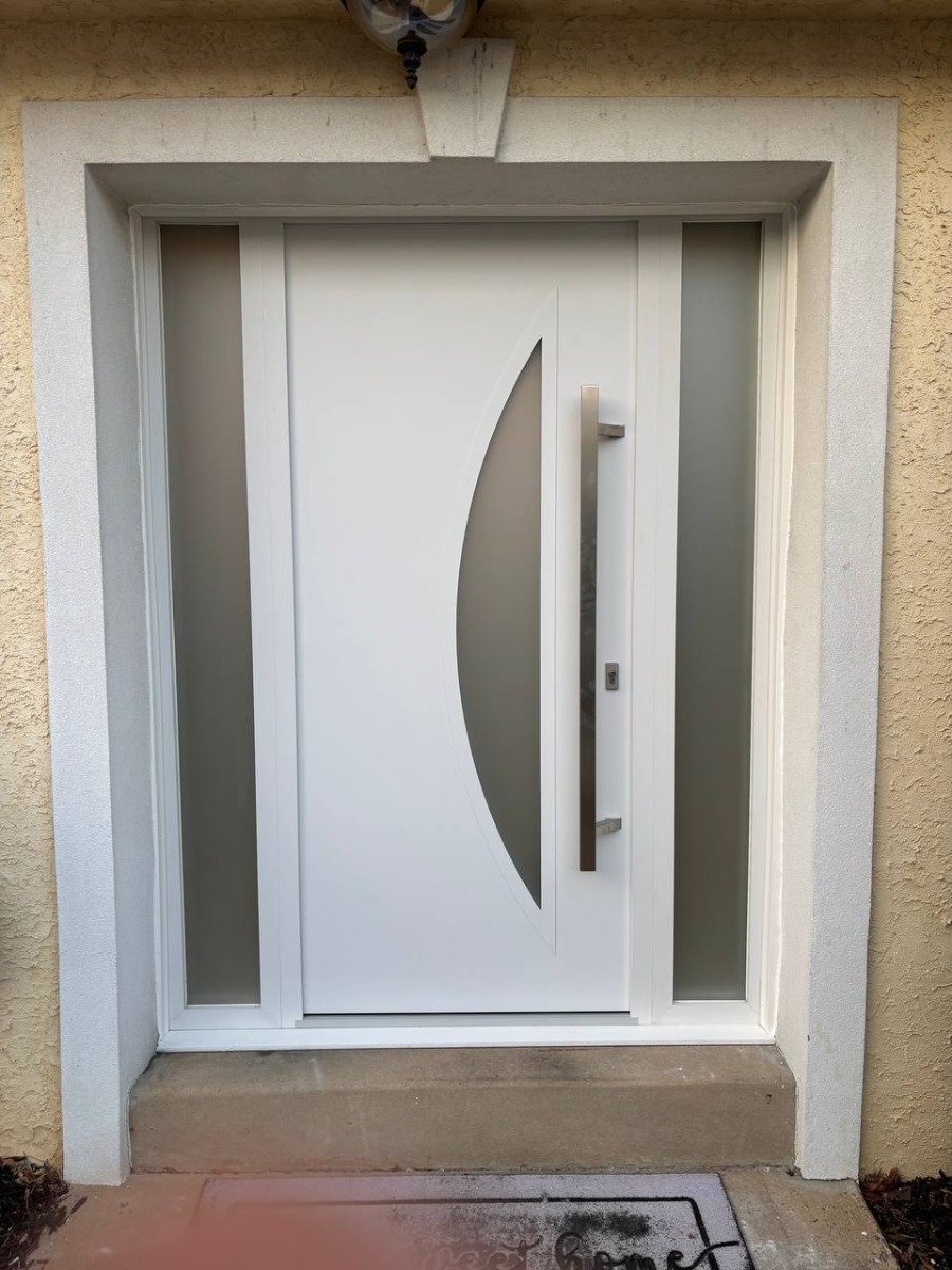 Exterior doors Deux 6501 Custom order white door with sidelight and frosted glass