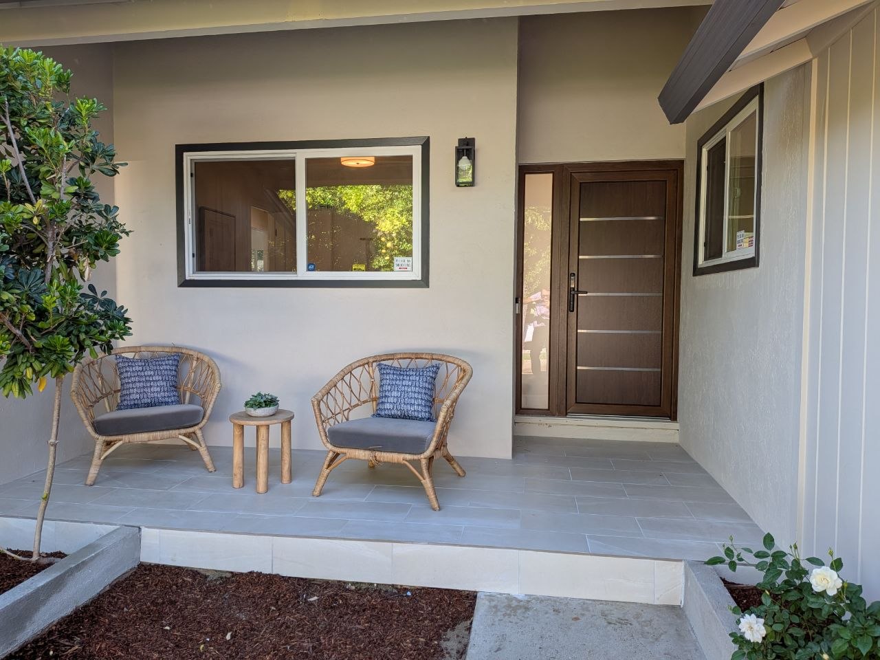 Manux 8415 Walnut with the frosted sidelight